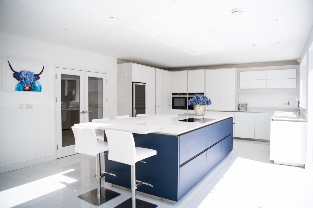 Kitchen extension with white kitchen with blue island